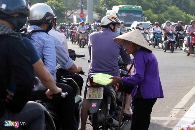 Làm gì để khắc phục tình trạng người ăn xin tràn lan ở thành phố Hồ Chí Minh sau dịp Tết. (25/02/2016)